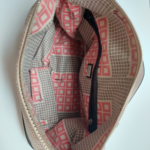 Guess purse - Picture 9 of 16